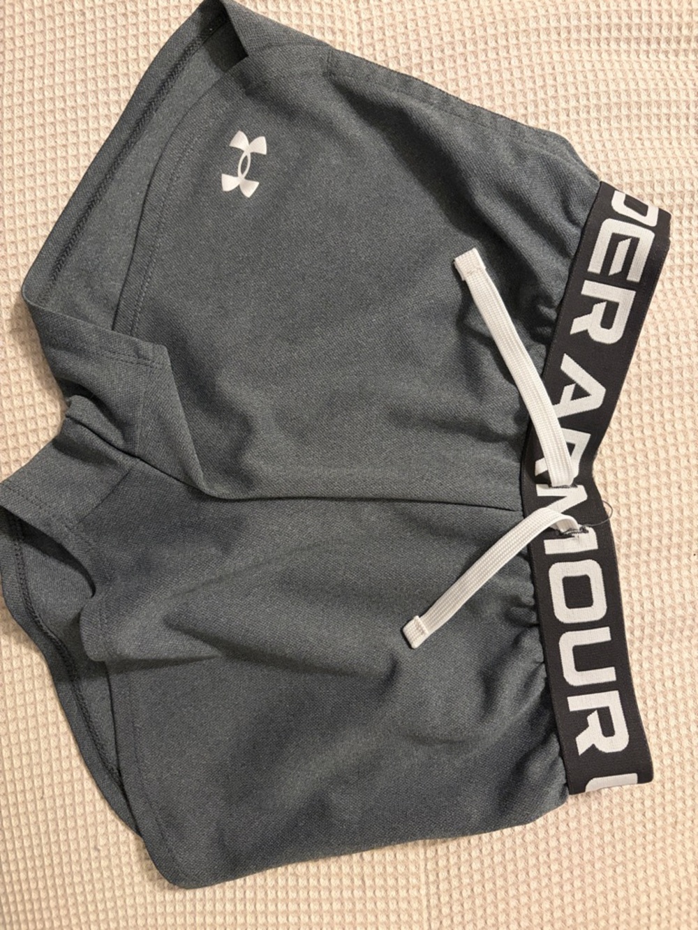 Girls medium under armour loose grey shorts